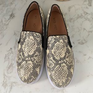 Vionic Demetra Slip On snakeskin pattern Sneaker women’s Size 9